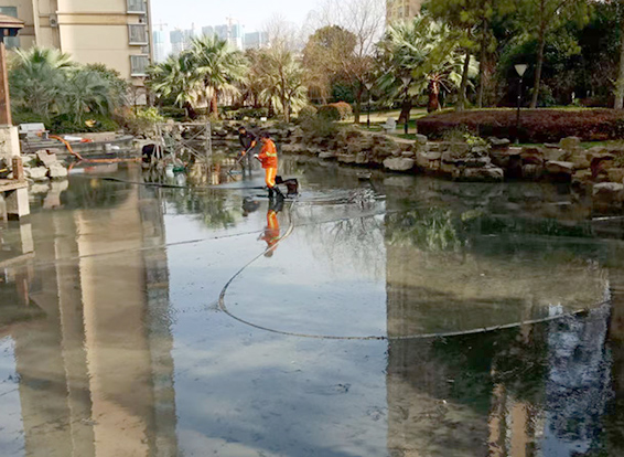 东兰景观池淤泥清理