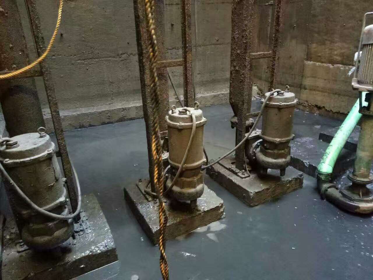 东兰污水池清理