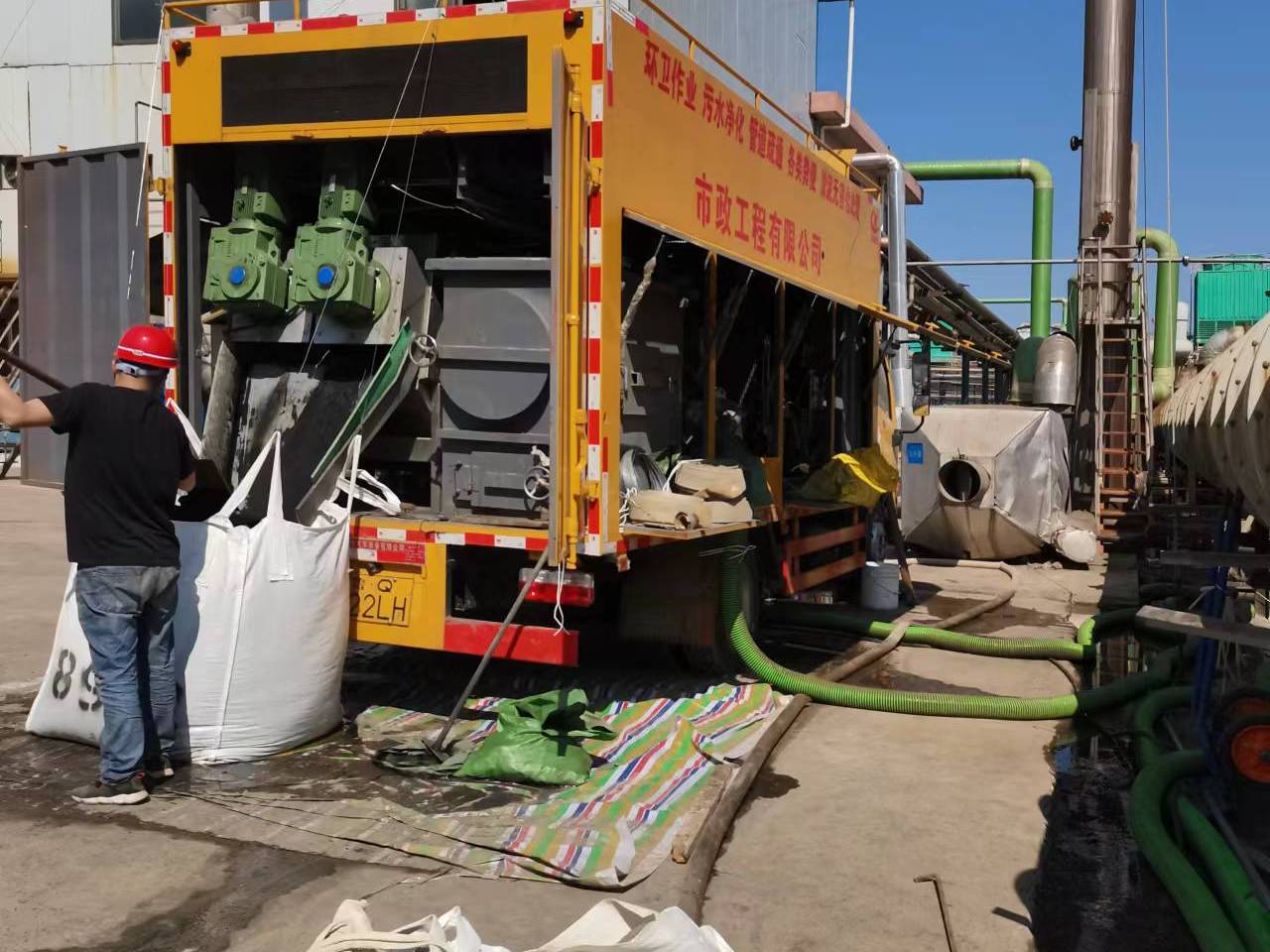 东兰淤泥压干处理