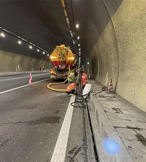 东兰隧道排水渠清淤